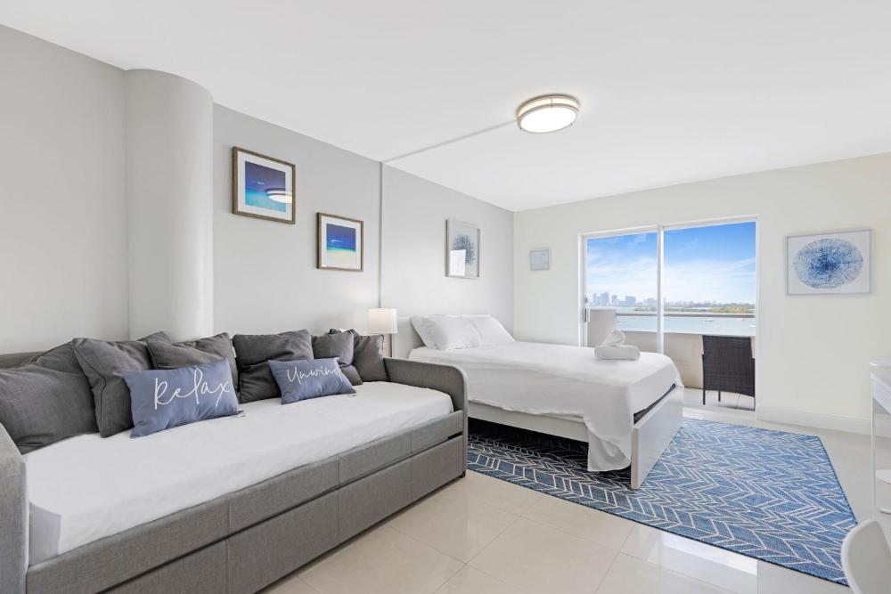 Waterfront Studio Condo in the Heart of Miami - Skyline & Bay Views